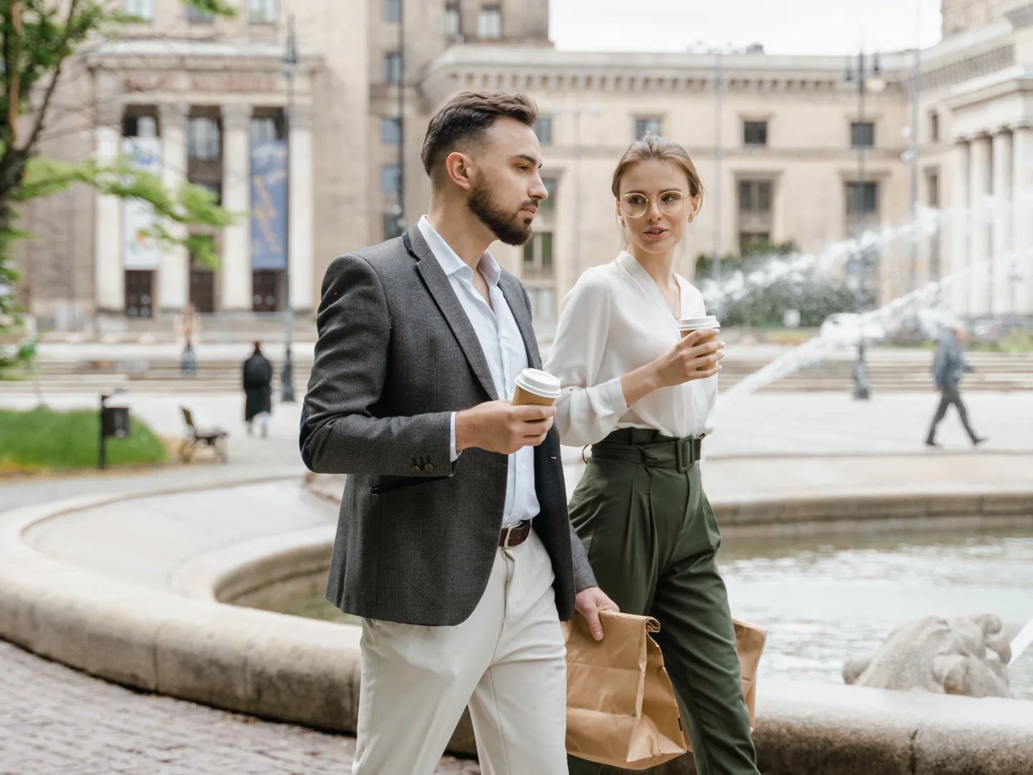 Dwoje współpracowników rozmawia podczas spaceru w Polsce